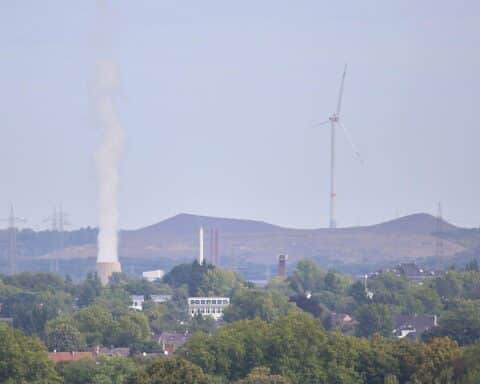 Kulturministerin überreicht Förderbescheid in Bochum, symbolisiert durch Kultur, Industrie und Gemeinschaft.