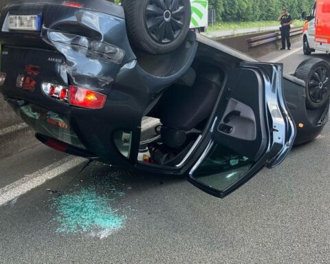 Unfall auf A2: Umgestürztes Auto, Polizei und Bergungsarbeiten in Sicht.