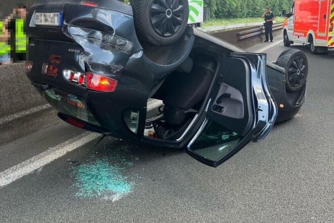 19-Jähriger überschlägt sich auf A2 bei Bielefeld nach Sekundenschlaf