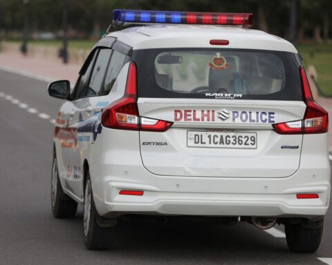 Brand in Neu-Delhi: Feuerwehr kämpft gegen Flammen, viele Rettungen und tragische Verluste.