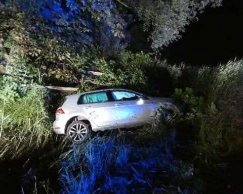 Ein verunfallter VW im Graben der B73 nach nächtlichem Verkehrsunfall in Wingst.