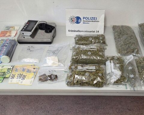 Polizeiliche Sicherstellung von Drogen, Bargeld und Fahrzeug nach Festnahme eines mutmaßlichen Dealers.