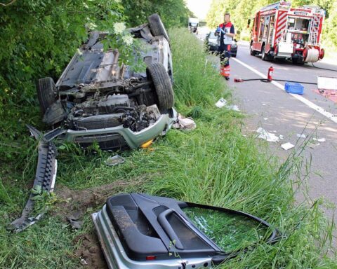 Schwerer Verkehrsunfall: Umgekippter Wagen auf der L366, Rettungskräfte helfen verletzter Fahrerin.