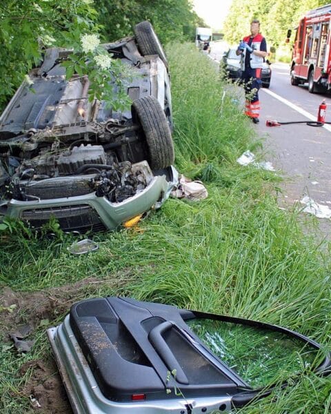 Schwerer Verkehrsunfall: Umgekippter Wagen auf der L366, Rettungskräfte helfen verletzter Fahrerin.