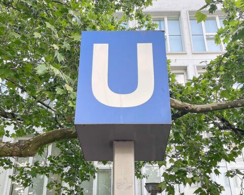 Modernisierte U-Bahn-Station mit barrierefreien Zugängen und aktueller Baustelleninformation in Hamburg.