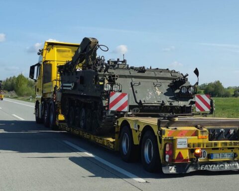 Transport von Panzern auf der Autobahn, symbolisiert Rüstungs- und Exportvolumen in Deutschland.