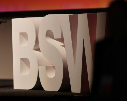 Logo der BSW-Partei vor einem Hintergrund politischer Talkshows und Medienkritik.