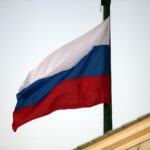 Fahne Russlands mit symbolischen Elementen der politischen Diskussion über Visa-Einschränkungen in der EU.