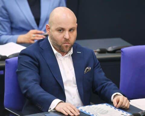 AfD-Politiker Markus Frohnmaier verteidigt Russland-Reise, betont Kontakte zu wichtigen Akteuren.