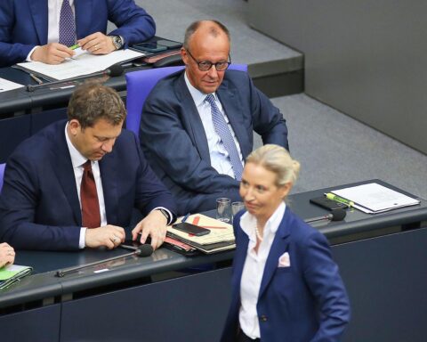 AfD führt Umfrage, gefolgt von CDU/CSU; politische Akteure abgebildet.