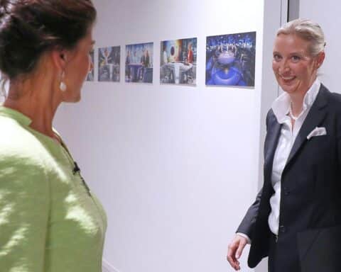 Sahra Wagenknecht und Alice Weidel diskutieren mögliche Bündnisse für eine tragfähige Regierung.