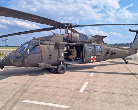US-Kampfhubschrauber auf ILA, während Aktivisten Zufahrten zur Ausstellung blockieren.