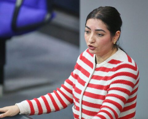 Entwicklungsministerin Reem Alabali Radovan kritisiert Kürzungen der Entwicklungshilfe für globale Partnerschaften.