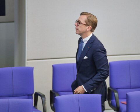 Philipp Amthor diskutiert gegen AfD-Kooperation, betont Abstand zu Rechtsextremismus im Bundestag.