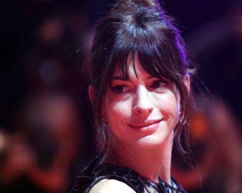 Anne Hathaway warnt vor KI-generierten Bewerbungen und identischen Dankesschreiben von Kandidaten.