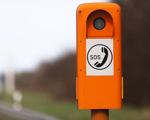 Notrufsäule an einer Straße, symbolisiert Verkehrssicherheit und Unfallhilfe in Sachsen-Anhalt.