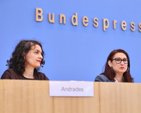 Präsentation des Jahresberichts 2025 zur Antidiskriminierung in Berlin: Anfragen und Reformkritik.