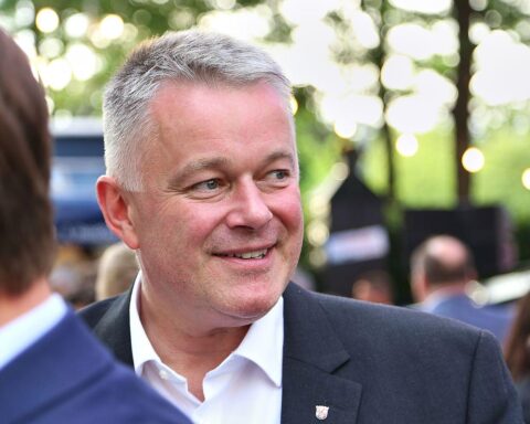 Ministerpräsident Schnieder begrüßt Oberst Trautermann im Staatskanzlei für Zusammenarbeit Rheinland-Pfalz.