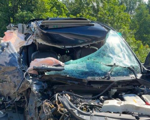 Verunfallter Mazda auf Autobahn mit Sattelzügen, Unfallstelle, Polizei, und Rettungsdienst.