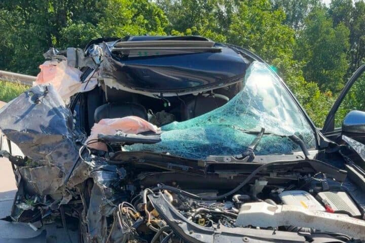 Verunfallter Mazda auf Autobahn mit Sattelzügen, Unfallstelle, Polizei, und Rettungsdienst.