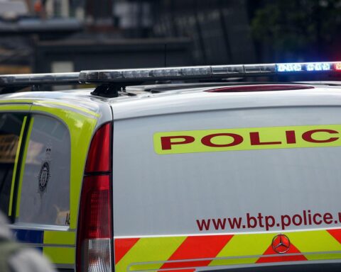 Proteste und Ausschreitungen in Belfast: brennende Fahrzeuge, maskierte Personen, Polizei im Einsatz.