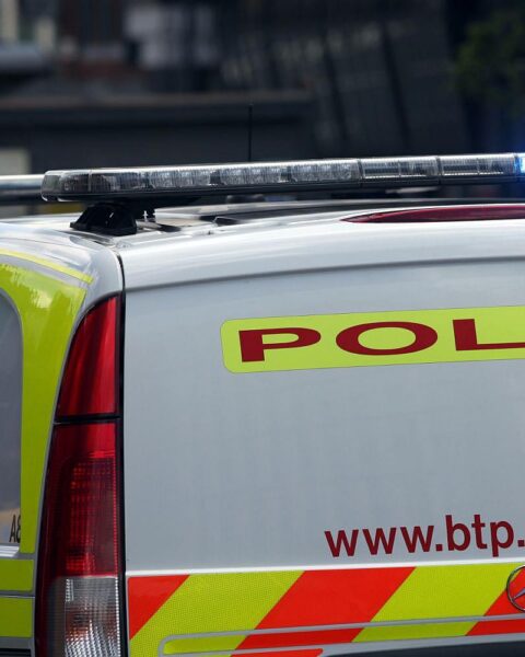 Proteste und Ausschreitungen in Belfast: brennende Fahrzeuge, maskierte Personen, Polizei im Einsatz.