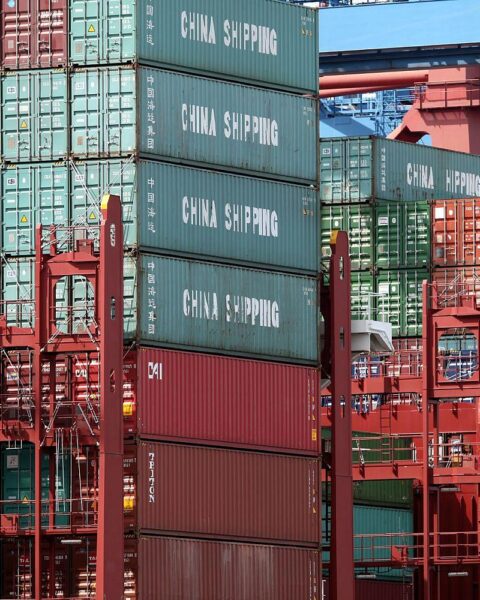 Container mit Warenexporten, Symbol für wachsenden Außenhandel zwischen NRW und Golfstaaten.
