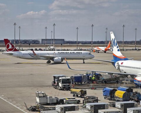 Flugzeuge von Turkish Airlines und Sunexpress im Hintergrund, symbolisieren Visa-Problematik zwischen Deutschland und Türkei.