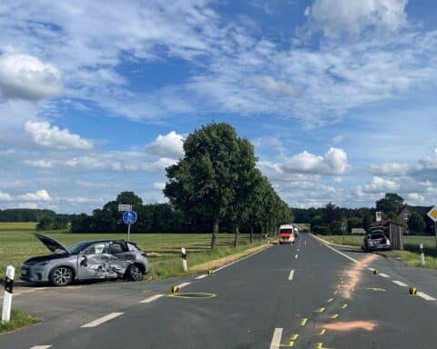 Zwei beschädigte Autos nach einem Verkehrsunfall auf K27, Rettungsdienste im Einsatz.