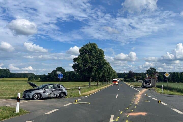Zwei beschädigte Autos nach einem Verkehrsunfall auf K27, Rettungsdienste im Einsatz.