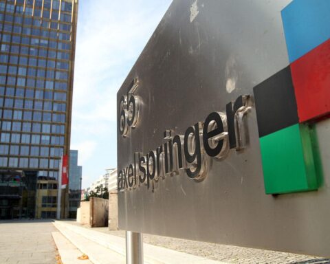 Logo von Axel Springer und Telegraph Media Group, symbolisierende digitale Transformation und Expansion.