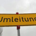 Umleitungsschild an einer Baustelle, Verkehr wird umgeleitet, Hinweis auf Sperrung der Bundesstraße.