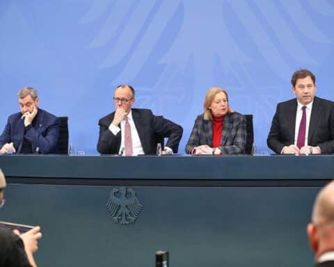 Pressekonferenz mit BDI-Präsident und Gewerkschaftsführern zur Zukunft Deutschlands und politischer Führung.