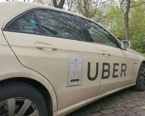 Mietwagen müssen nach Fahrten sofort zurück zum Betriebssitz, entgegen Taxis. BGH bestätigt Rückkehrpflicht.