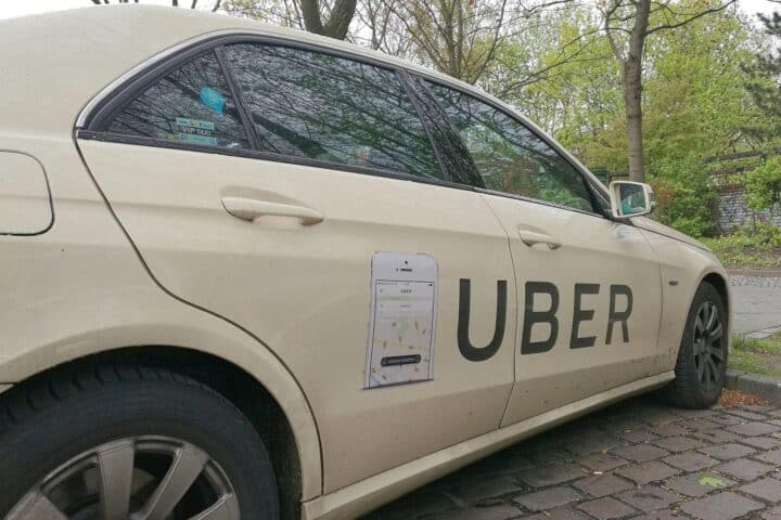 Mietwagen müssen nach Fahrten sofort zurück zum Betriebssitz, entgegen Taxis. BGH bestätigt Rückkehrpflicht.