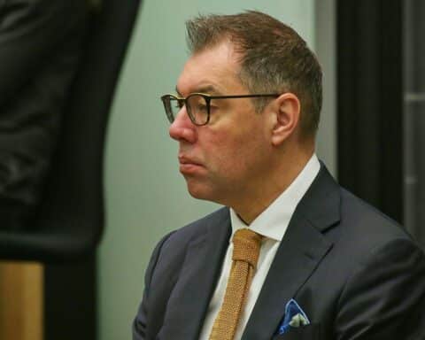 Oleksij Makejew im Gespräch mit Brandenburger Politiker:innen über Diplomatie und Friedensinitiativ-Papier.