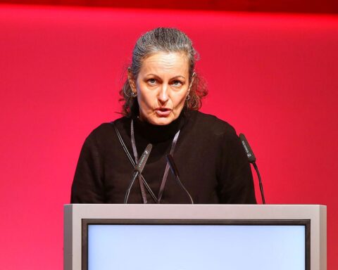 Jenny Meyer kritisiert Hochschulgesetz-Änderungen und Verlust von Mitbestimmungsrechten durch private Investoren.