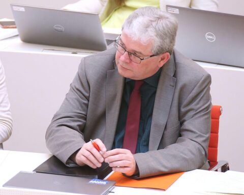 Schüler lernen Wiederbelebungstechniken im Unterricht, unterstützt von Falk Peschel und dem Landeselternrat.