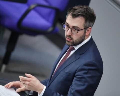 Moritz Oppelt diskutiert bei Justizministerkonferenz Reform von Paragraf 188 zur Politikerbeleidigung.