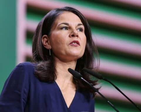 Annalena Baerbock kritisiert US-Angriffe auf Iran und mahnt zu Frieden und Wahrhaftigkeit.