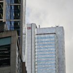Büroturm der Deutschen Bahn symbolisiert Wandel und Leistungsorientierung im Unternehmensumfeld.