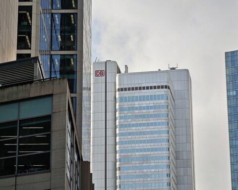 Büroturm der Deutschen Bahn symbolisiert Wandel und Leistungsorientierung im Unternehmensumfeld.
