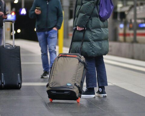 Vollgestopfte Züge, Reisende mit Gepäck, Vorbereitungen auf Verspätungen und mögliche Unannehmlichkeiten.