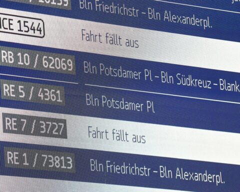 Anzeigetafel der Deutschen Bahn zeigt pünktliche und verspätete Züge; Pünktlichkeit sinkt dramatisch.