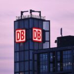 Ein Bild von Zügen der Deutschen Bahn, die im Ausland operieren, könnte gut passen.