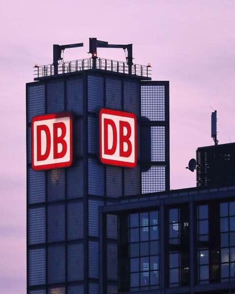 Ein Bild von Zügen der Deutschen Bahn, die im Ausland operieren, könnte gut passen.