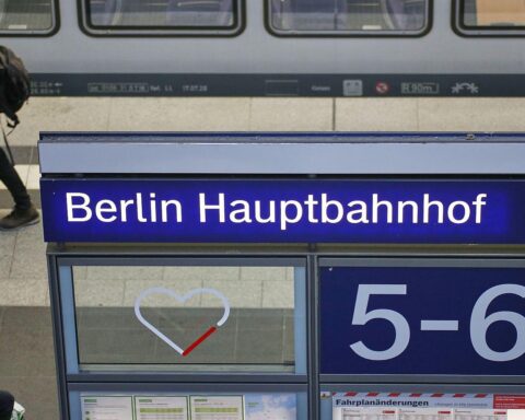 Modernisierte Bahnhöfe: neue Bahnsteige, Sitzmöbel, LED-Beleuchtung und Sicherheitskameras für Fahrgäste.