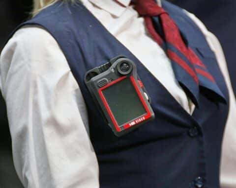 Schaffnerin mit Bodycam, Symbol für neue Sicherheitsmaßnahmen der Deutschen Bahn im Regionalverkehr.