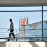Modernisierter Bahnhof Bodenfelde mit barrierefreien Zugängen, neuen Bahnsteigen und digitaler Reisendeninformation.