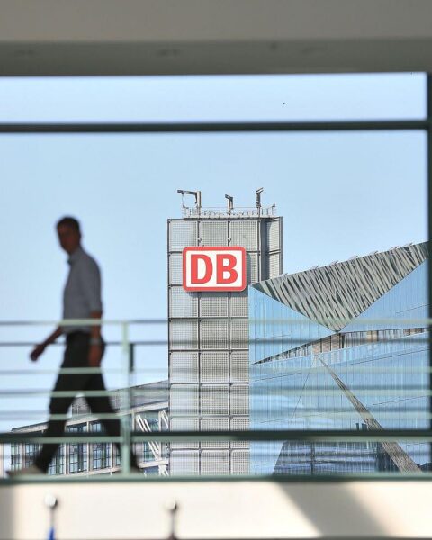 Modernisierter Bahnhof Bodenfelde mit barrierefreien Zugängen, neuen Bahnsteigen und digitaler Reisendeninformation.